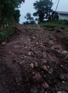Kerusakan jalan di Dusun Ropolete hingga kini belum mendapat penanganan permanen dari pemerintah setempat.‎