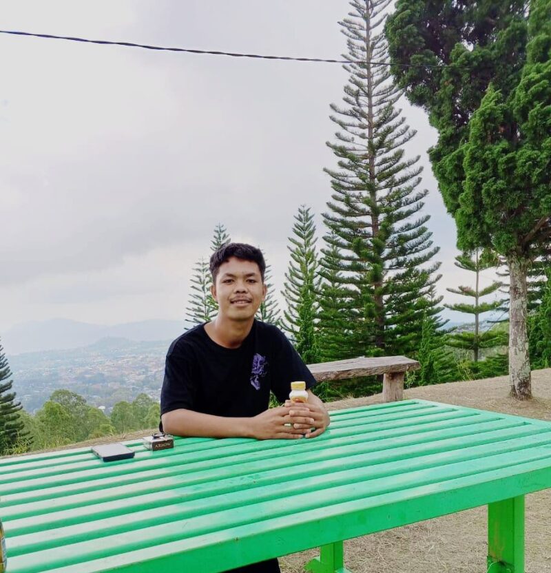 Siprianus Jimmy Ndagung yang merupakan pemuda setempat.Foto: Neswline/Ayon/