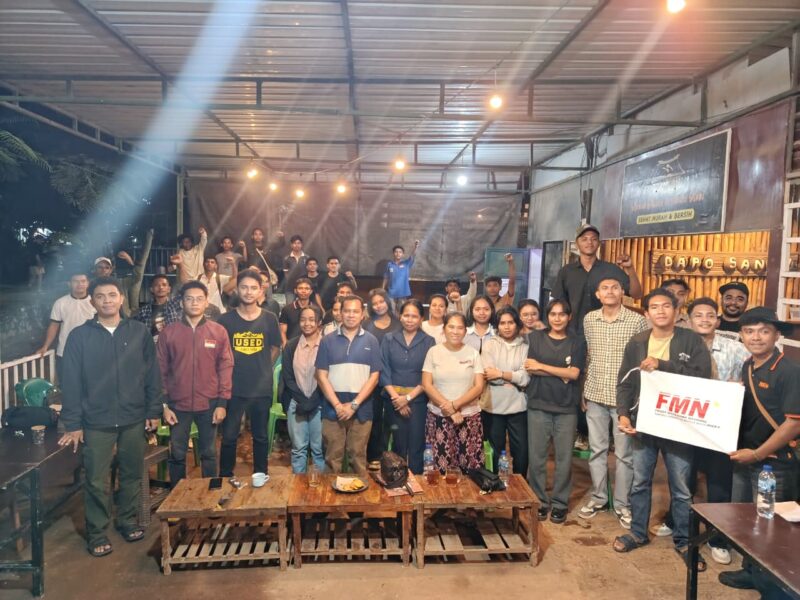 Foto bersama peserta dan para pemateri usai kegiatan Diskusi Publik FMN dan Dinas ESDM NTT  di Kedai Kopi DAPO SAN 17, 26 Februari 2026.
‎Foto: FMN Kupang.