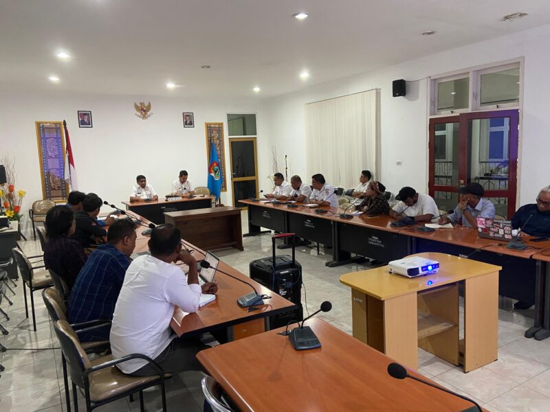 Suasana berlangsungnya Audensi Perwakilan Koalisi Masyarakat Sipil bersama Pemda Sumba Timur (Bupati, Wakil Bupati & Asisten II Sumba Timur) Foto :Doc. Koalisi Sipil/Yudianto 
‎