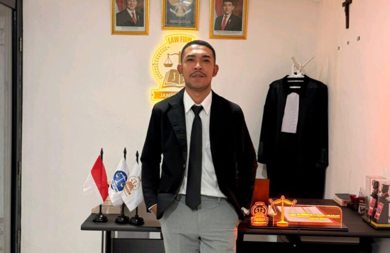 Florianus Aman, S.H. saat memberikan edukasi hukum kepada masyarakat, menegaskan pengacara hadir membela hak semua orang.