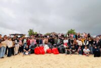 mahasiswa Universitas Muhammadiyah Kupang menggelar aksi clean up di pinggiran Pantai Pasir Panjang, Kota Kupang