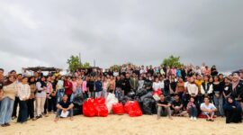 mahasiswa Universitas Muhammadiyah Kupang menggelar aksi clean up di pinggiran Pantai Pasir Panjang, Kota Kupang