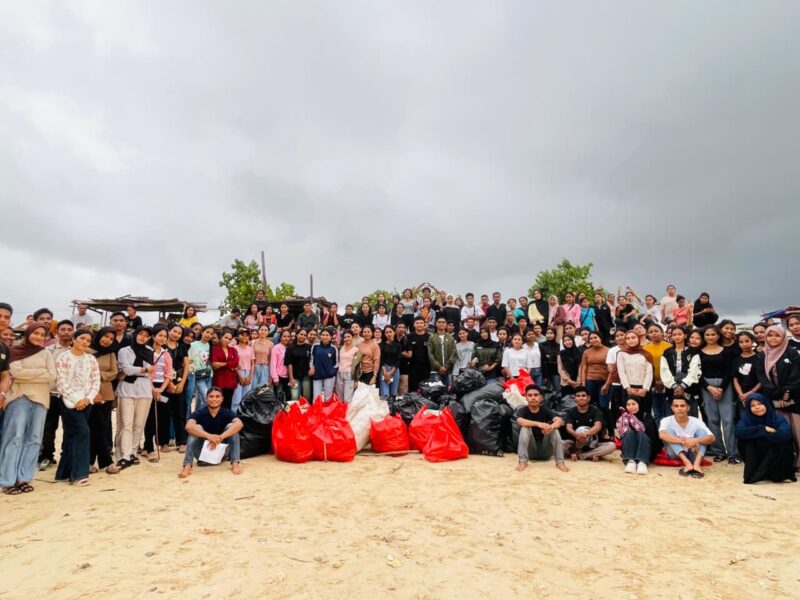 mahasiswa Universitas Muhammadiyah Kupang menggelar aksi clean up di pinggiran Pantai Pasir Panjang, Kota Kupang