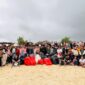 mahasiswa Universitas Muhammadiyah Kupang menggelar aksi clean up di pinggiran Pantai Pasir Panjang, Kota Kupang