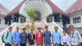 PMKRI Cabang Atambua berfoto bersama di depan Kantor Bupati Belu dalam agenda audiensi terkait kerusakan jalan di Lamaknen Selatan.Rabu (11/2/2026).Doc.Istimewa