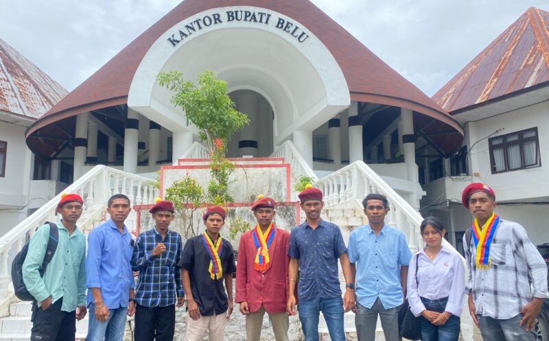 PMKRI Cabang Atambua berfoto bersama di depan Kantor Bupati Belu dalam agenda audiensi terkait kerusakan jalan di Lamaknen Selatan.Rabu (11/2/2026).Doc.Istimewa