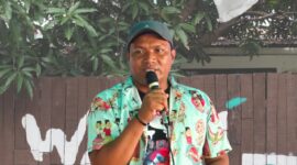 Direktur WALHI NTT, Yuvensius Stefanus Nonga,menyampaikan sikap terkait kasus Erasmus Frans Mandato yang dinilai sebagai bentuk kriminalisasi terhadap pembela lingkungan.(Sumbe Foto: WALHI NTT)