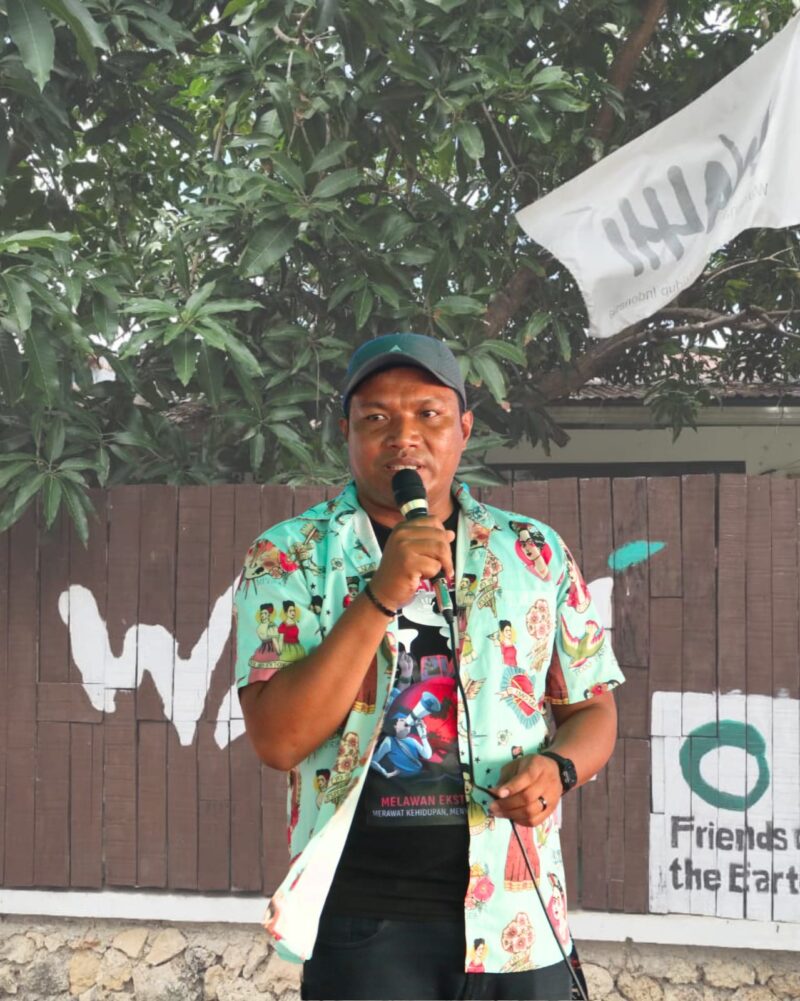 Direktur WALHI NTT, Yuvensius Stefanus Nonga,menyampaikan sikap terkait kasus Erasmus Frans Mandato yang dinilai sebagai bentuk kriminalisasi terhadap pembela lingkungan.(Sumbe Foto: WALHI NTT)