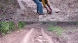 Warga menyusun batu untuk menutup lubang jalan yang rusak parah.(Foto: Istimewa)