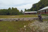 Lapangan olahraga SMAK St. Agustinus Raimanuk yang membutuhkan perhatian untuk mendukung aktivitas dan prestasi siswa.(Sumber Foto: Fridolinus)