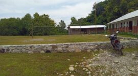 Lapangan olahraga SMAK St. Agustinus Raimanuk yang membutuhkan perhatian untuk mendukung aktivitas dan prestasi siswa.(Sumber Foto: Fridolinus)