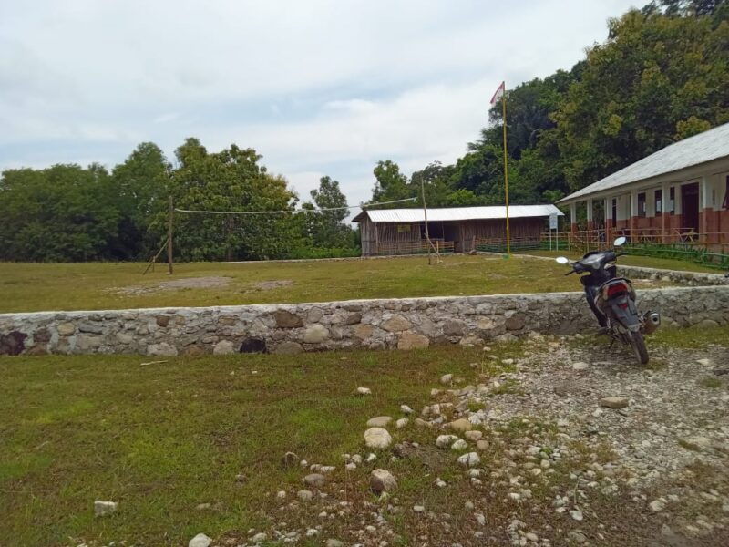 Lapangan olahraga SMAK St. Agustinus Raimanuk yang membutuhkan perhatian untuk mendukung aktivitas dan prestasi siswa.(Sumber Foto: Fridolinus)