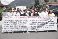 Sejumlah masyarakat adat dari 10 Gendang Poco Leok menggelar aksi unjuk rasa menolak proyek geothermal pada 5 Juni 2025.(Foto: Istimewa)