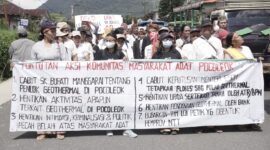 Sejumlah masyarakat adat dari 10 Gendang Poco Leok menggelar aksi unjuk rasa menolak proyek geothermal pada 5 Juni 2025.(Foto: Istimewa)