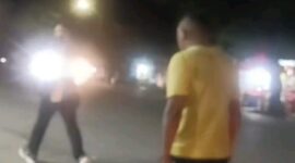 Oknum polisi memukul jurnalis Kupang saat meliput laporan dugaan penelantaran oleh istri seorang polisi. (Dok. Istimewa).
