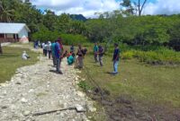 Kondisi akses jalan menuju SMAK St. Agustinus Raimanuk yang juga menjadi jalur penghubung antara Kabupaten Belu dan Kabupaten Malaka dikeluhkan warga karena mengalami kerusakan parah. (Foto: Fridolinus)