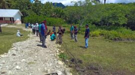 Kondisi akses jalan menuju SMAK St. Agustinus Raimanuk yang juga menjadi jalur penghubung antara Kabupaten Belu dan Kabupaten Malaka dikeluhkan warga karena mengalami kerusakan parah. (Foto: Fridolinus)