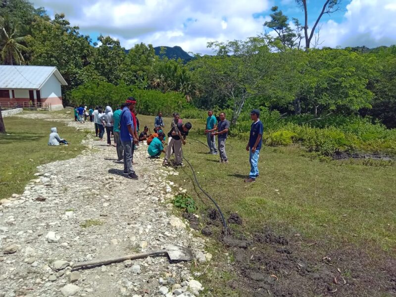 Kondisi akses jalan menuju SMAK St. Agustinus Raimanuk yang juga menjadi jalur penghubung antara Kabupaten Belu dan Kabupaten Malaka dikeluhkan warga karena mengalami kerusakan parah. (Foto: Fridolinus)