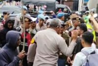 Aparat kepolisian berhadapan dengan massa aksi Aliansi Peduli Demokrasi di depan Polda NTT, Kupang. Ketegangan pecah setelah sebuah mobil Avanza menyerempet demonstran, sementara alat pengeras suara milik massa dilaporkan hilang, sehingga memicu kericuhan di tengah jalan,(Foto:Aliansi)
‎