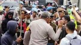 Aparat kepolisian berhadapan dengan massa aksi Aliansi Peduli Demokrasi di depan Polda NTT, Kupang. Ketegangan pecah setelah sebuah mobil Avanza menyerempet demonstran, sementara alat pengeras suara milik massa dilaporkan hilang, sehingga memicu kericuhan di tengah jalan,(Foto:Aliansi)
‎