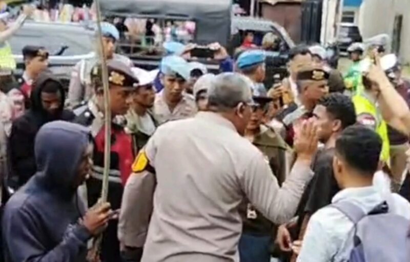 Aparat kepolisian berhadapan dengan massa aksi Aliansi Peduli Demokrasi di depan Polda NTT, Kupang. Ketegangan pecah setelah sebuah mobil Avanza menyerempet demonstran, sementara alat pengeras suara milik massa dilaporkan hilang, sehingga memicu kericuhan di tengah jalan,(Foto:Aliansi)
‎