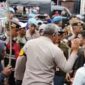 Aparat kepolisian berhadapan dengan massa aksi Aliansi Peduli Demokrasi di depan Polda NTT, Kupang. Ketegangan pecah setelah sebuah mobil Avanza menyerempet demonstran, sementara alat pengeras suara milik massa dilaporkan hilang, sehingga memicu kericuhan di tengah jalan,(Foto:Aliansi)
‎