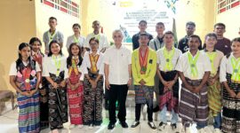 Foto bersama Badan Pengurus senior, alumni, dan tamu undangan usai pembukaan kegiatan seremonial hari pertama MPAB Fosmab Kupang, Sabtu 21/03/2026.(Foto: Fosmab/Yulius)