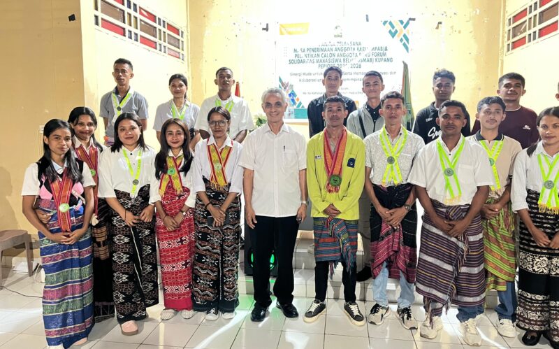 Foto bersama Badan Pengurus senior, alumni, dan tamu undangan usai pembukaan kegiatan seremonial hari pertama MPAB Fosmab Kupang, Sabtu 21/03/2026.(Foto: Fosmab/Yulius)