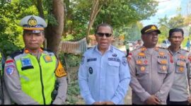 Wakil Gubernur NTT Johni Asadoma bersama Kasat Lantas Polres Kupang(Bau-bau) Saat meninjau langsung Jembatan yang putus di Kabupaten Kupang.(Foto: istimewa)