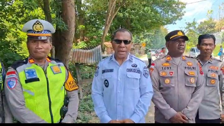 Wakil Gubernur NTT Johni Asadoma bersama Kasat Lantas Polres Kupang(Bau-bau) Saat meninjau langsung Jembatan yang putus di Kabupaten Kupang.(Foto: istimewa)