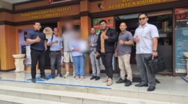 Tim kuasa hukum dari LAW FIRM JAMES RICHARD AND PARTNERS mendampingi klien mereka mendatangi Direktorat Reserse Kriminal Umum Polda Bali untuk melaporkan seorang oknum kontraktor atas dugaan tindak pidana penipuan dan penggelapan.

