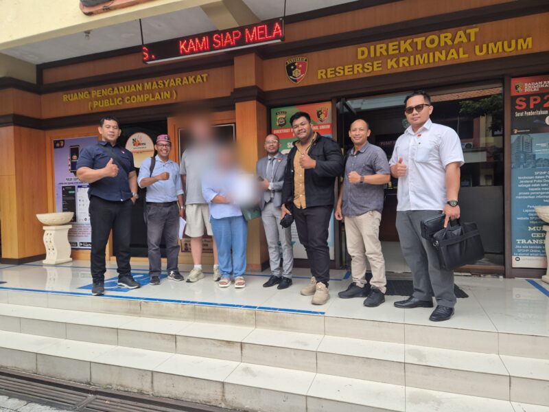 Tim kuasa hukum dari LAW FIRM JAMES RICHARD AND PARTNERS mendampingi klien mereka mendatangi Direktorat Reserse Kriminal Umum Polda Bali untuk melaporkan seorang oknum kontraktor atas dugaan tindak pidana penipuan dan penggelapan.

