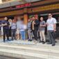Tim kuasa hukum dari LAW FIRM JAMES RICHARD AND PARTNERS mendampingi klien mereka mendatangi Direktorat Reserse Kriminal Umum Polda Bali untuk melaporkan seorang oknum kontraktor atas dugaan tindak pidana penipuan dan penggelapan.

