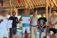 Enam orang berpose usai penandatanganan kesepakatan mediasi proyek villa di Tabanan, Bali. Dok. Ist.