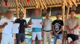 Enam orang berpose usai penandatanganan kesepakatan mediasi proyek villa di Tabanan, Bali. Dok. Ist.