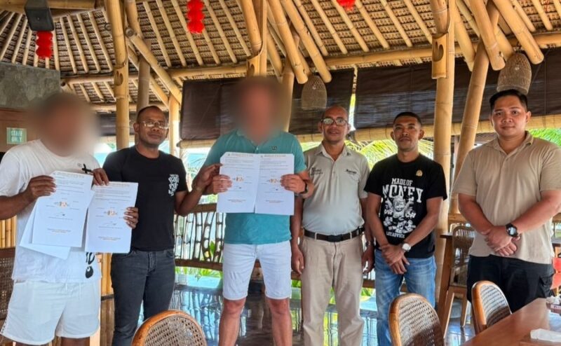 Enam orang berpose usai penandatanganan kesepakatan mediasi proyek villa di Tabanan, Bali. Dok. Ist.