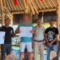 Enam orang berpose usai penandatanganan kesepakatan mediasi proyek villa di Tabanan, Bali. Dok. Ist.