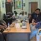 Advokat Rikhardus Ikun saat memberikan pendampingan hukum kepada klien pekerja bangunan di kantor Law Firm James Richard & Partners terkait persoalan upah kerja yang belum izin oleh oknum warga negara asing (WNA) di Bali.(Sumber Foto:Rian).