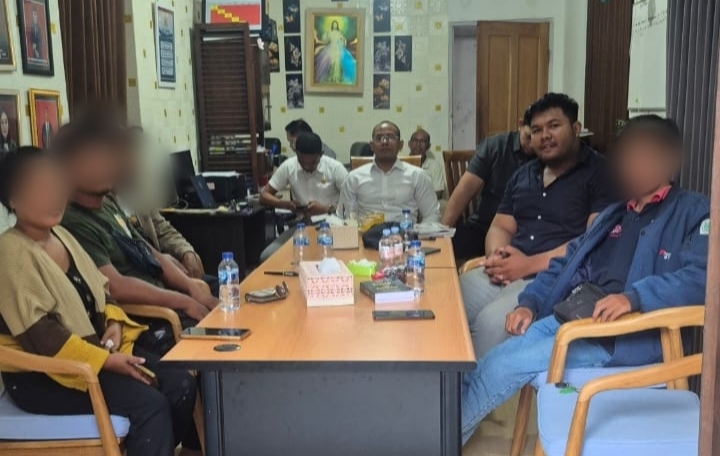 Advokat Rikhardus Ikun saat memberikan pendampingan hukum kepada klien pekerja bangunan di kantor Law Firm James Richard & Partners terkait persoalan upah kerja yang belum izin oleh oknum warga negara asing (WNA) di Bali.(Sumber Foto:Rian).