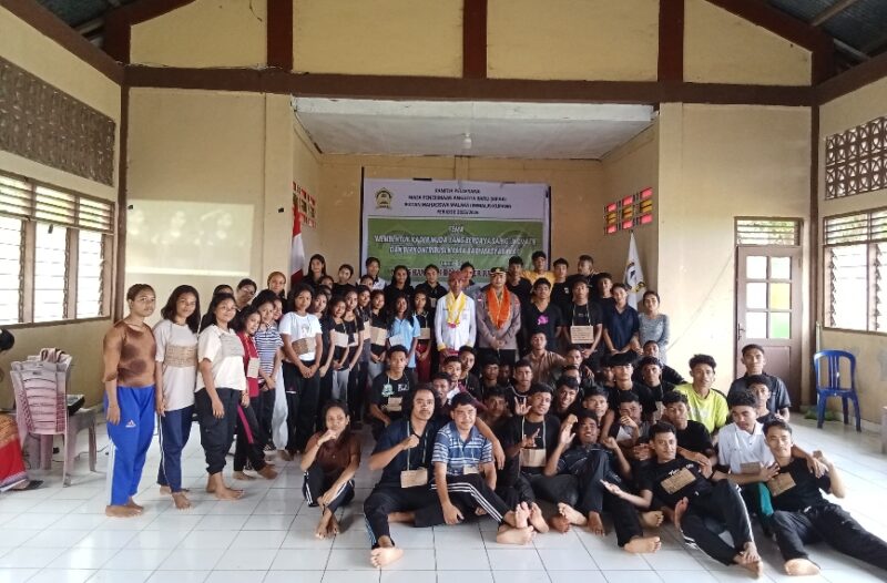 Foto bersama Kapolres Malaka AKBP Riki Ganjar Gumilar, S.I.K., M.M, Ketua Umum Ikatan Mahasiswa Malaka (IMMALA) Kupang periode 2025–2026, serta para calon anggota baru usai kegiatan Masa Penerimaan Anggota Baru (MPAB) di Oeleta, Kota Kupang.(Sumber Foto: IMMALA Kupang/Fenny Bria)
‎
