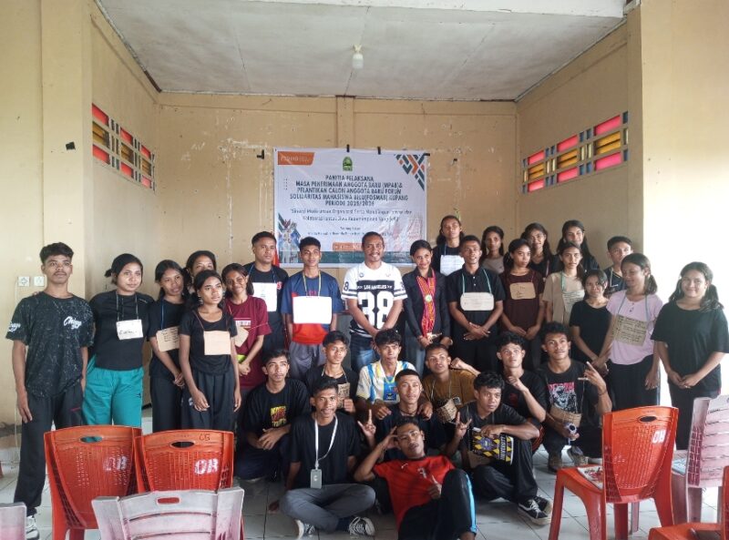 Panitia dan peserta foto bersama Pemateri setelah selesai Materi.(Foto: Neswline/Sardi)