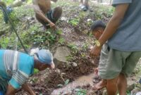 Masyarakat berinisiatif melakukan tindakan nyata untuk mengalirkan air.Foto:Yoman/
‎