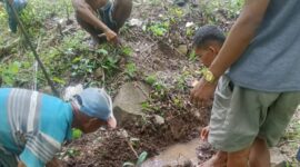 Masyarakat berinisiatif melakukan tindakan nyata untuk mengalirkan air.Foto:Yoman/
‎