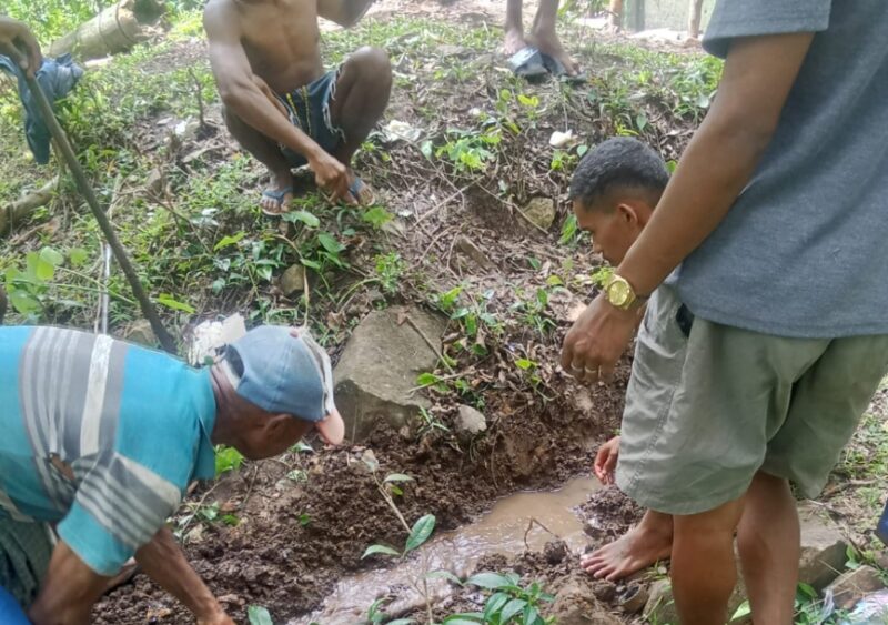 Masyarakat berinisiatif melakukan tindakan nyata untuk mengalirkan air.Foto:Yoman/
‎