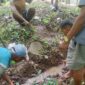 Masyarakat berinisiatif melakukan tindakan nyata untuk mengalirkan air.Foto:Yoman/
‎