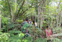 Warga Dusun Oekofu bersama siswa SMAK St. Agustinus Raimanuk dan Babinsa Desa Renrua saat melakukan gotong royong perbaikan jalur pipa air bersih di lokasi sumber mata air.Foto:Dok.Deni Manek/