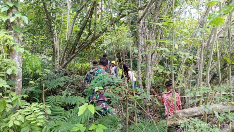 Warga Dusun Oekofu bersama siswa SMAK St. Agustinus Raimanuk dan Babinsa Desa Renrua saat melakukan gotong royong perbaikan jalur pipa air bersih di lokasi sumber mata air.Foto:Dok.Deni Manek/