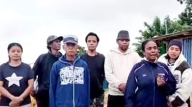 Warga eks Timor Timur menunjukkan lahan sengketa di Kabupaten Timor Tengah Selatan yang telah ditempati sejak 2003.Foto:Dok.Ist./
‎