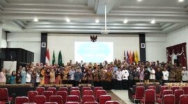 Civitas akademika Universitas Muhammadiyah Kupang berfoto bersama usai kegiatan Halalbihalal Idul Fitri 1447 H di Aula Kampus, Rabu,8/04/2026.